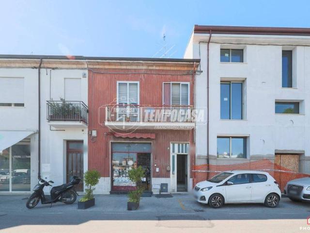 Vendesi villa a schiera a Rimini via Cornelia, Centro Storico