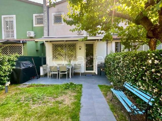 Vendesi villa a schiera a Roma, Casal Palocco