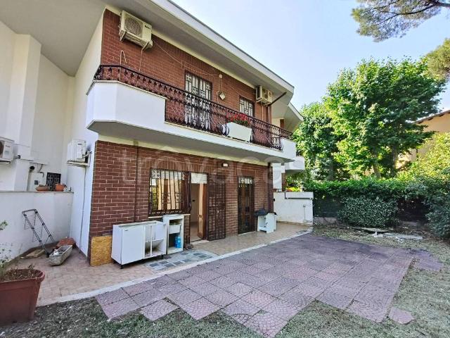 Vendesi villa a schiera a Roma, Morena