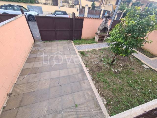 Vendesi villa a schiera a Roma via Monte Cremasco, 103, Valle Muricana