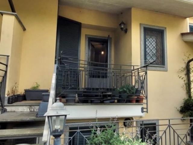 Vendesi villa a schiera a Roma via castenedolo