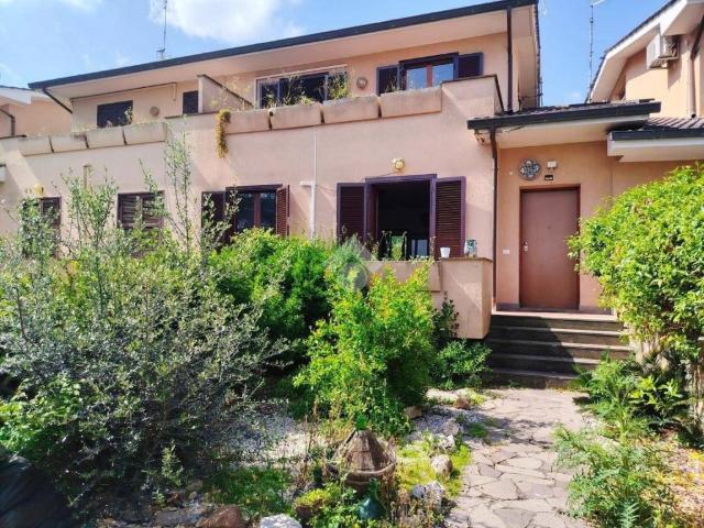 Vendesi villa a schiera a Roma via delle Case Basse, 178, Centro Giano