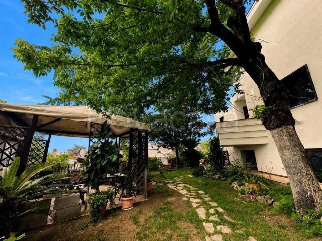 Vendesi villa a schiera a Salerno via Casarse, 1, Torrione Alto Sala Abbagnano