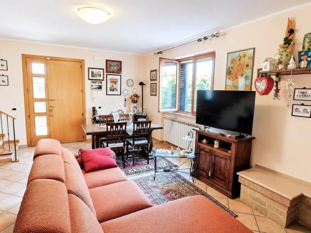 Vendesi villa a schiera a Senigallia