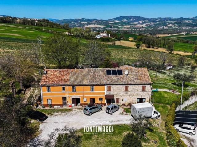 Vendesi villa a schiera a Terre Roveresche