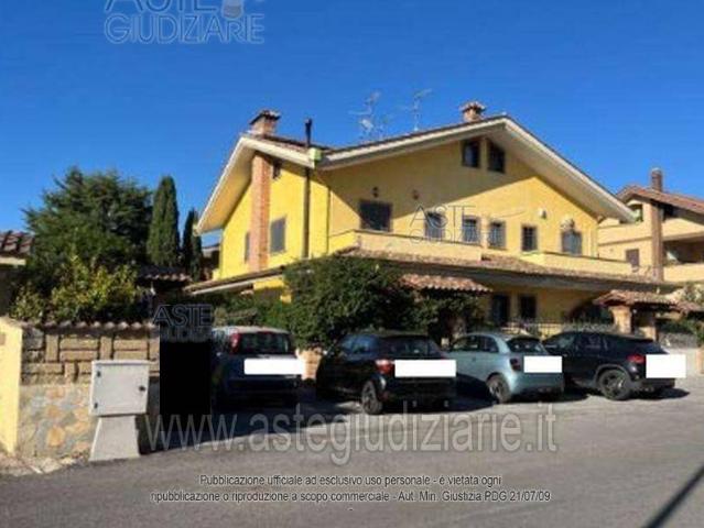Vendesi villa a schiera a Tivoli via Luigi Pirandello, 38