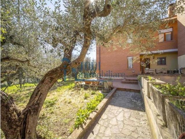 Vendesi villa a schiera a Todi