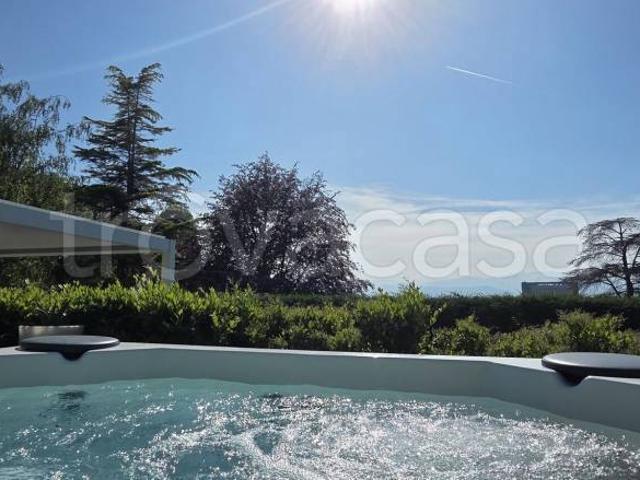 Vendesi villa a schiera a Torino, Cavoretto