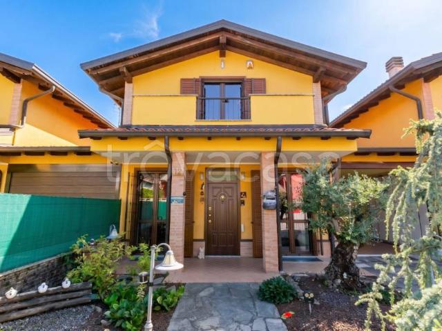 Vendesi villa a schiera a Tradate