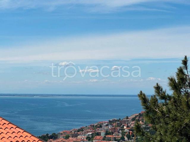 Vendesi villa a schiera a Trieste, Scorcola