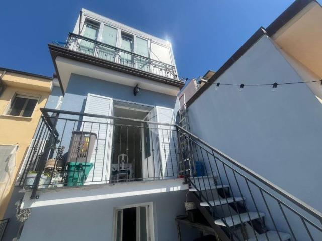 Vendesi villa a schiera a Viareggio
