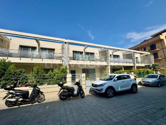 Vendesi villa a schiera a Villa San Giovanni