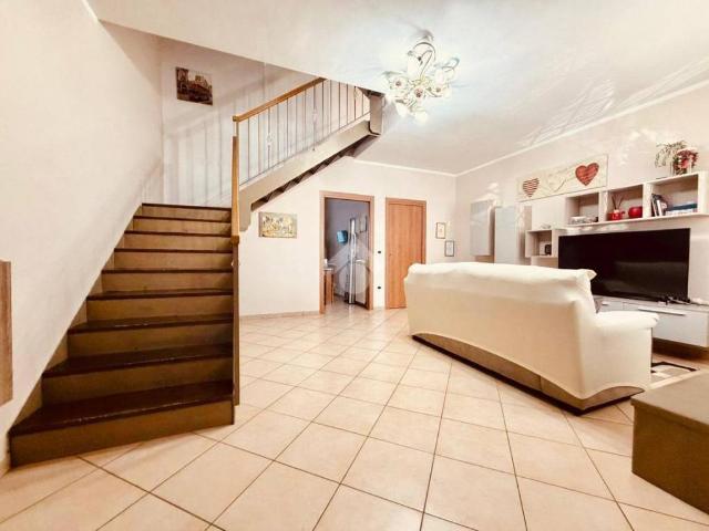 Vendesi villa a schiera a Villaricca corso italia, 350