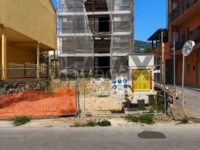 Vendesi casa indipendente a Vina, Capo d'Orlando