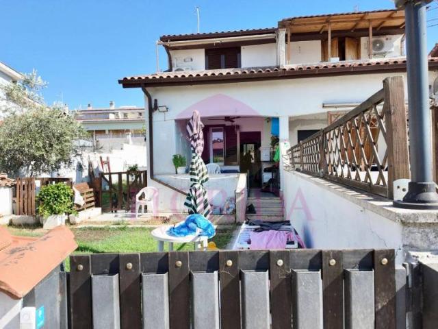 Vendesi villa a schiera ad Ardea via Treviso, Nuova Florida