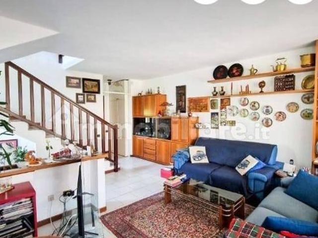 Vendesi villa a schiera ad Azzate via delle Peschiere