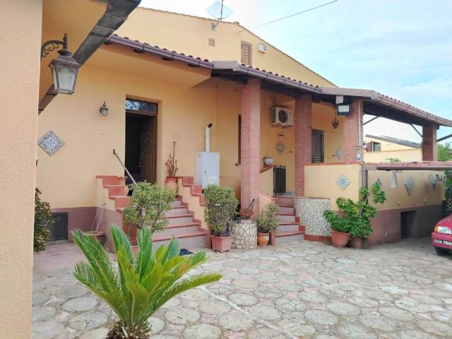 Vendesi villa a Villaggio Mosè, Agrigento