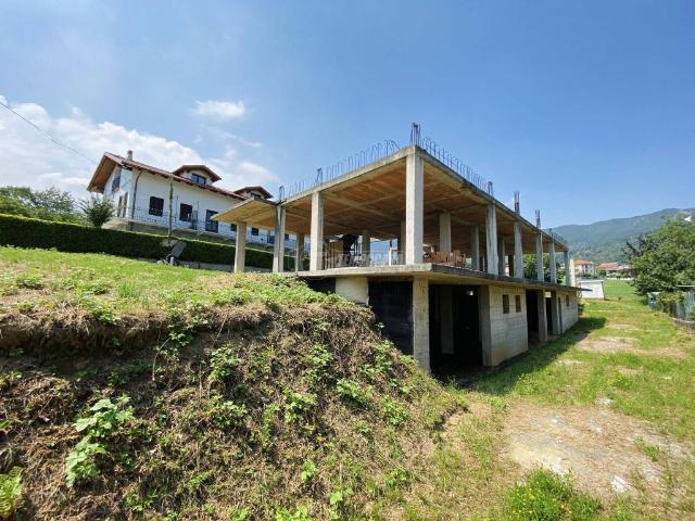 Vendesi villa bifamiliare a Coazze