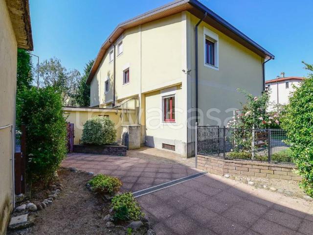 Vendesi villa bifamiliare a Como via Timavo, Prestino