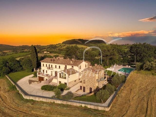 Vendesi villa bifamiliare a Caldarola