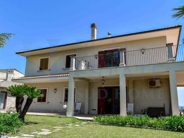 Vendesi villa bifamiliare a Canicattini Bagni via Roma, 1