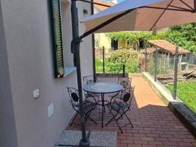Vendesi villa bifamiliare a Capronno, Angera