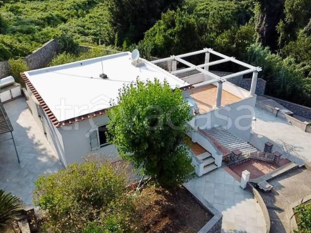Vendesi villa bifamiliare a Capri via Caterola