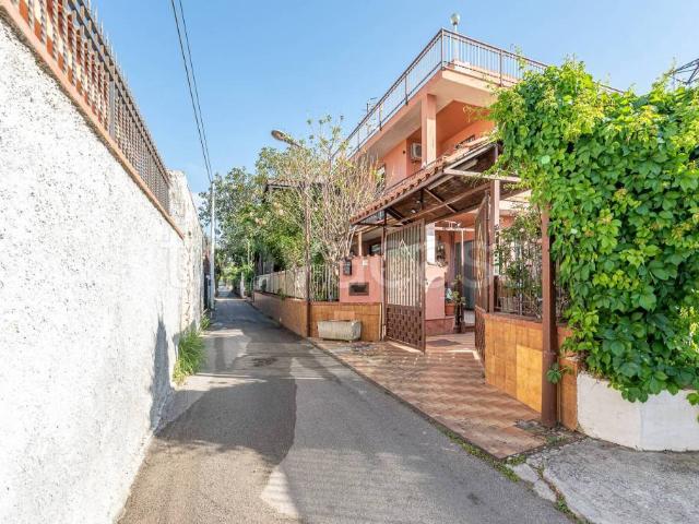 Vendesi villa bifamiliare a Carini via Cincillà, 3, Milioti