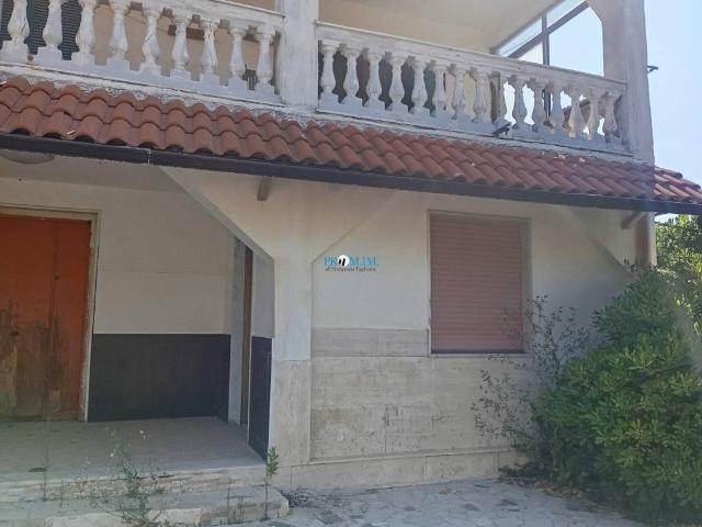 Vendesi villa bifamiliare a Castel Volturno
