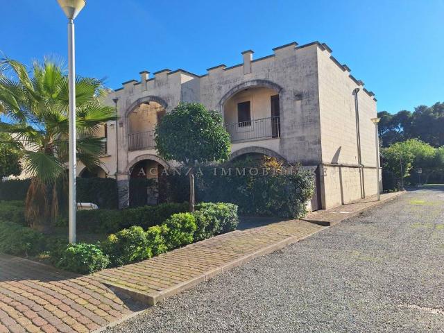 Vendesi villa bifamiliare a Castellaneta via Tratturello Pineto
