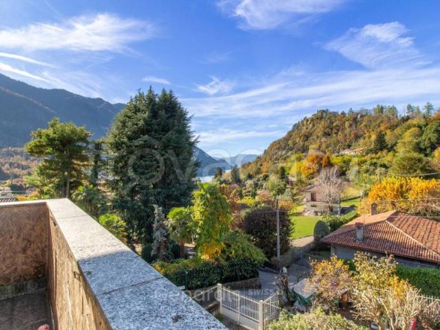 Vendesi villa bifamiliare a Castelveccana, Castello