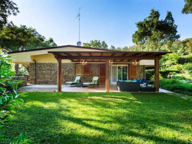 Vendesi villa bifamiliare a Castiglione della Pescaia, Punta Ala