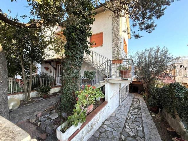 Vendesi villa bifamiliare a Cecina