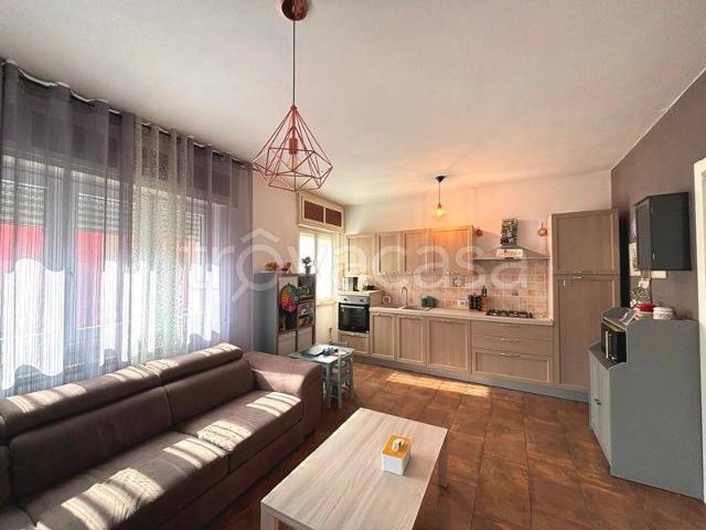 Vendesi villa bifamiliare a Cene