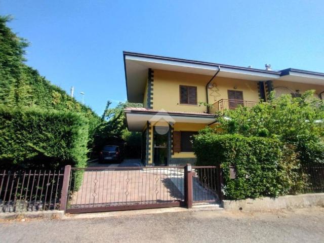 Vendesi villa bifamiliare a Cerisano