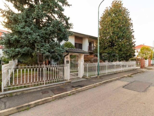 Vendesi villa bifamiliare a Chieri via Piero Gobetti, 1