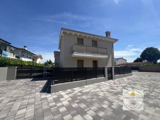 Vendesi villa bifamiliare a Borgo Veneto via Don Garbin