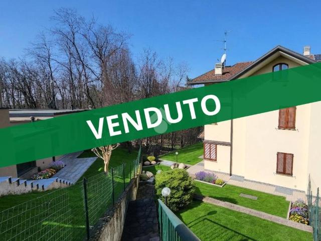 Vendesi villa bifamiliare a Besana in Brianza
