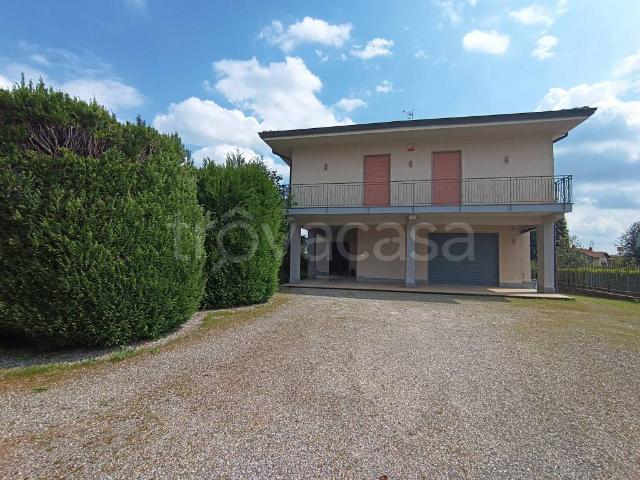 Vendesi villa bifamiliare a Gozzano