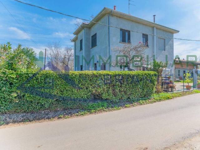 Vendesi villa bifamiliare a Gallarate via Boschina, Crenna Bettolino