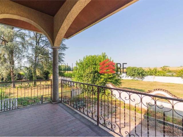 Vendesi villa bifamiliare a Galliate via Varallino