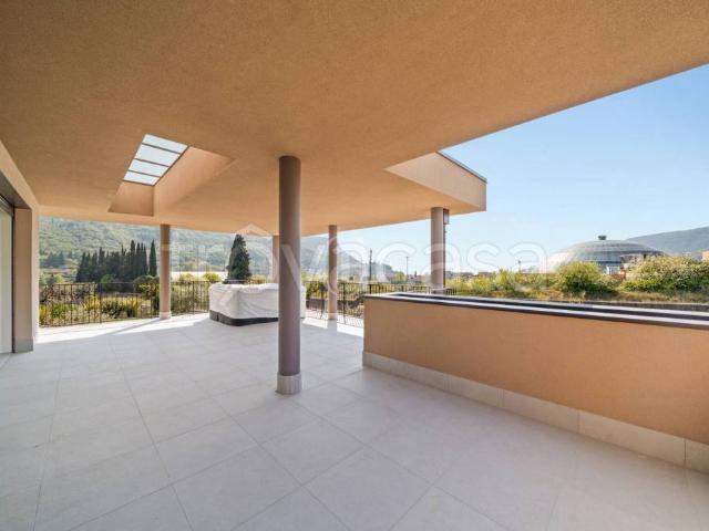 Vendesi villa bifamiliare a Garda via Torrente Gusa