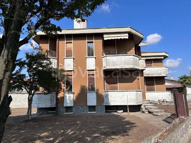 Vendesi villa bifamiliare a Garlasco via monterosa, 5