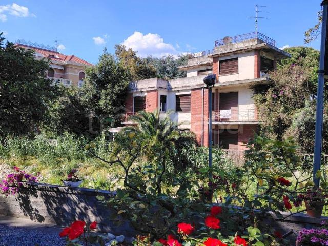 Vendesi villa bifamiliare a Loano