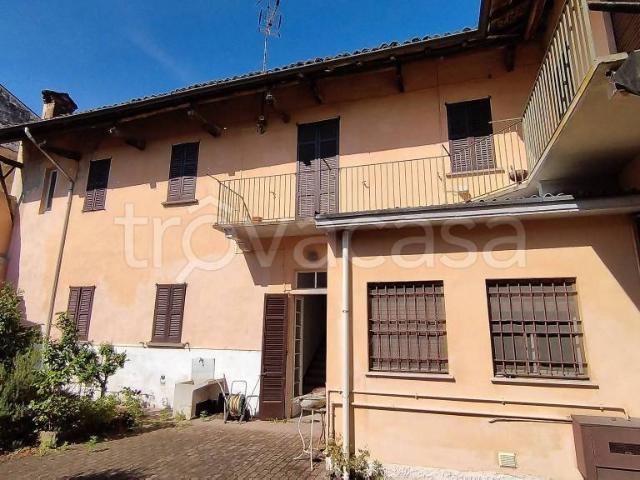 Vendesi villa bifamiliare a Gravellona Lomellina corso Insurrezione