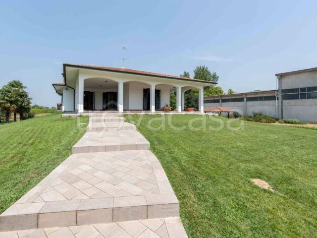 Vendesi villa bifamiliare a Dorno