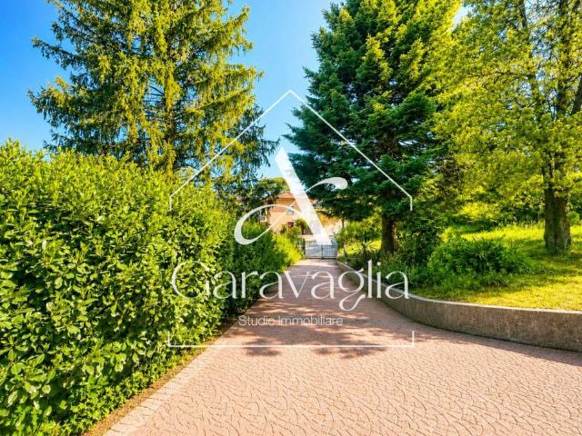 Vendesi villa bifamiliare a Daverio