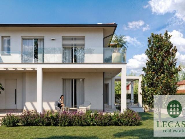 Vendesi villa bifamiliare a Forte dei Marmi via Viner