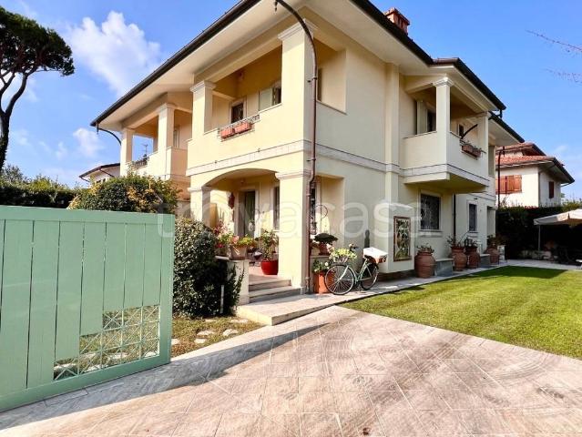 Vendesi villa bifamiliare a Forte dei Marmi via Duca d'Aosta