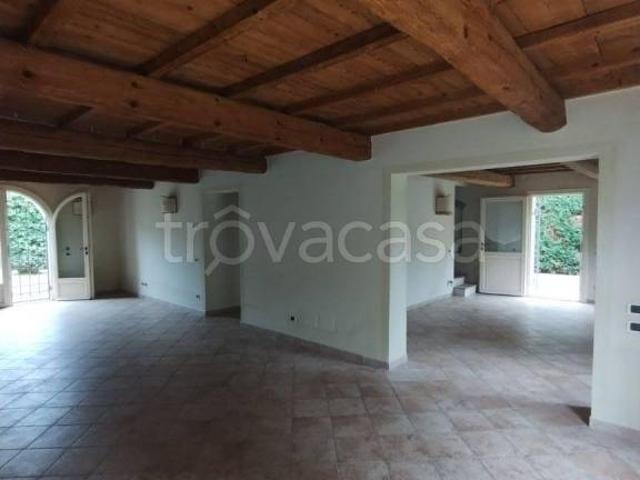Vendesi villa bifamiliare a Ferrara via Argenta, San Bartolomeo